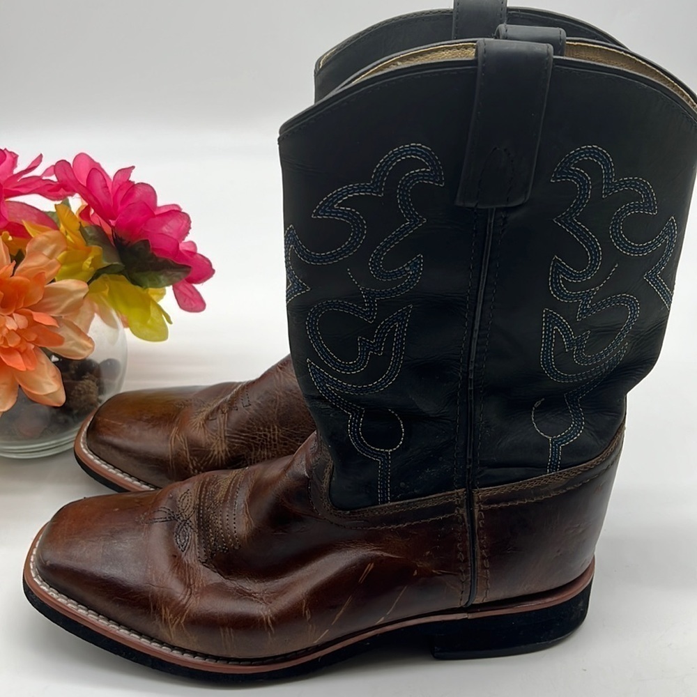 Rocky Mountain Boot Company Brown Black with blue embroidery Sz 7. COW1491